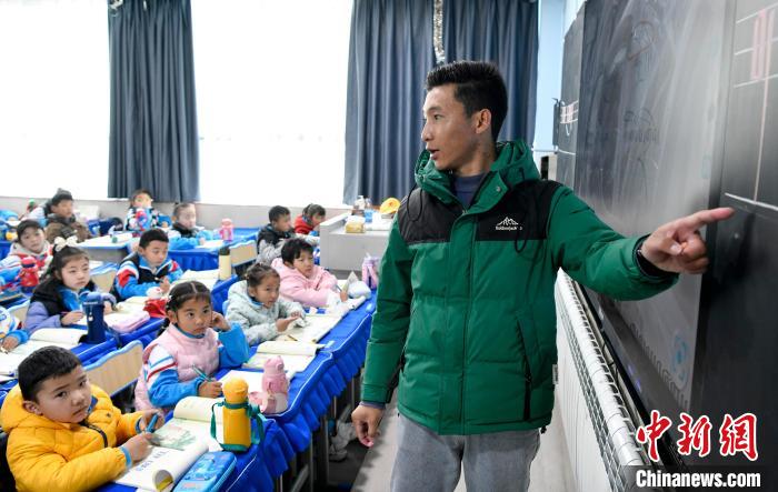 3月14日，西藏拉薩市第一小學(xué)藏語(yǔ)文老師拉巴次仁在課堂上?！±盍?攝