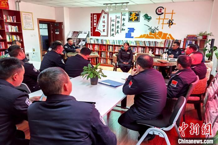 圖為亞東出入境邊防檢查站民警與銀行業(yè)務(wù)人員進行金融知識深入交流?！『?攝