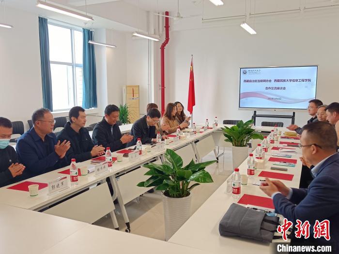 圖為座談會議現(xiàn)場。　格桑 攝