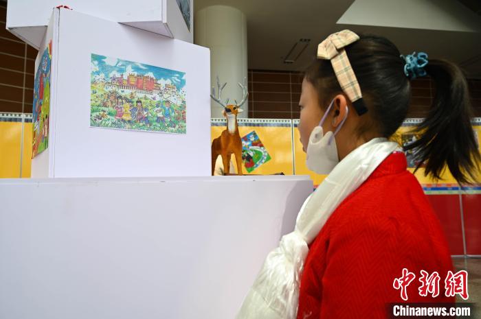 圖為學(xué)生參觀繪畫展。　趙朗 攝