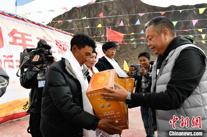 圖為墨竹工卡縣龍珠崗村，慰問(wèn)活動(dòng)現(xiàn)場(chǎng)?！∝暩聛?lái)松 攝