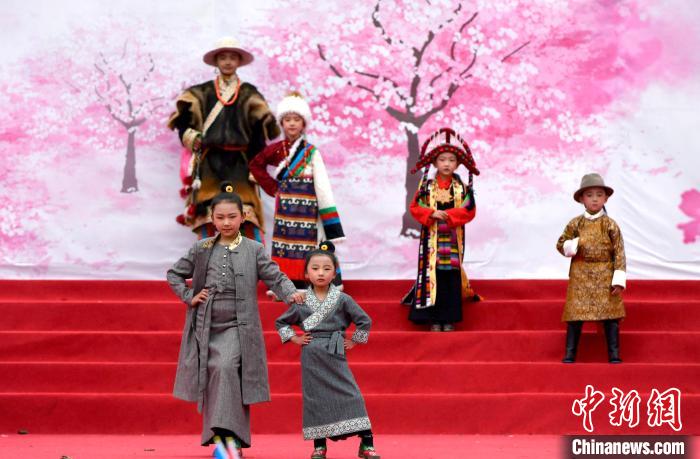 3月28日，西藏林芝第二十屆桃花旅游文化節(jié)開(kāi)幕式上的文藝表演?！±盍?攝