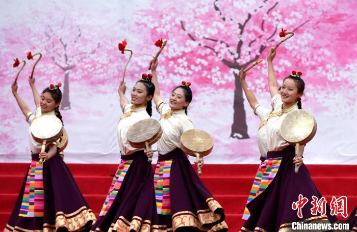 3月28日，西藏林芝第二十屆桃花旅游文化節(jié)開(kāi)幕式上的文藝表演?！±盍?攝