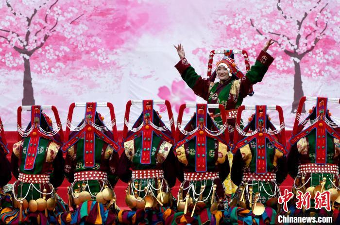 3月28日，西藏林芝第二十屆桃花旅游文化節(jié)開(kāi)幕式上的文藝表演?！±盍?攝