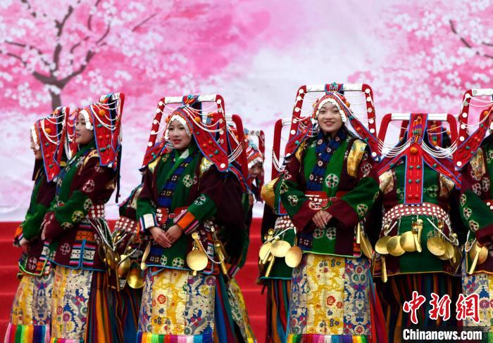 3月28日，西藏林芝第二十屆桃花旅游文化節(jié)開(kāi)幕式上的文藝表演?！±盍?攝