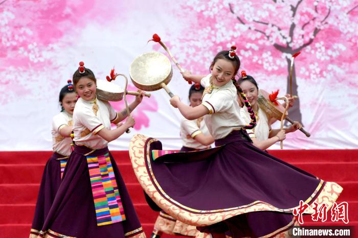 3月28日，西藏林芝第二十屆桃花旅游文化節(jié)開(kāi)幕式上的文藝表演?！±盍?攝