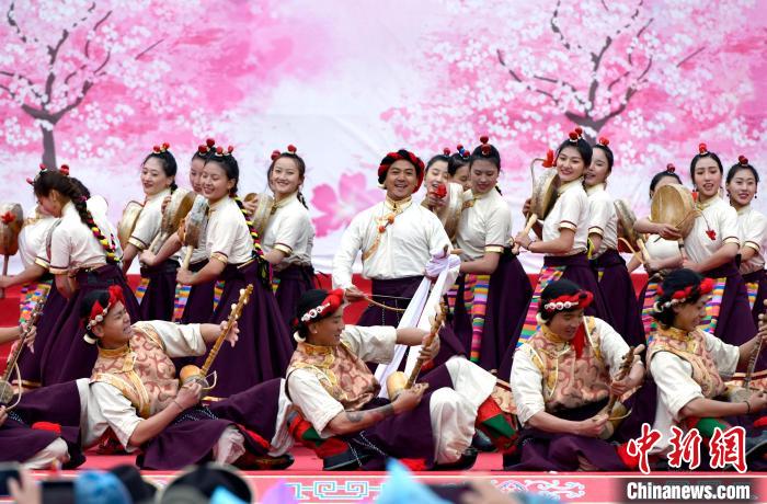 3月28日，西藏林芝第二十屆桃花旅游文化節(jié)開(kāi)幕式上的文藝表演?！±盍?攝
