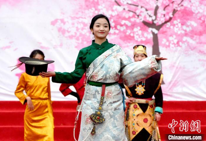 3月28日，西藏林芝第二十屆桃花旅游文化節(jié)開(kāi)幕式上的文藝表演?！±盍?攝