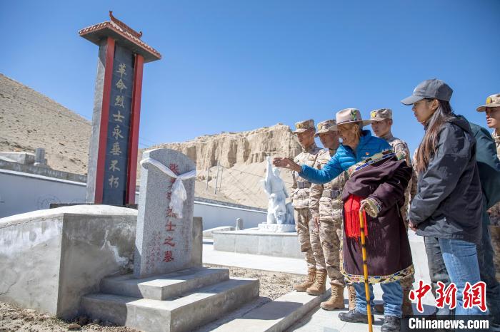 圖為在西藏阿里地區(qū)札達縣烈士陵園，82歲的次仁南杰老人為軍民代表講述新舊西藏的變化。　劉曉東 攝