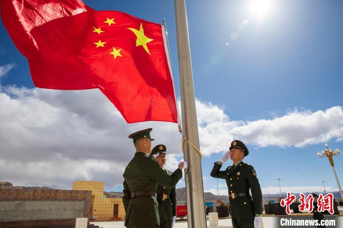 圖為在西藏阿里地區(qū)札達縣，軍民共同舉行升國旗儀式，慶祝西藏百萬農(nóng)奴解放紀念日?！詵| 攝