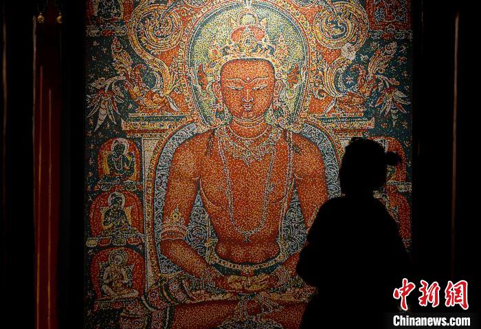 3月31日，觀眾欣賞展覽中的作品。　李林 攝