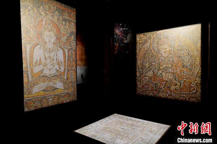 3月31日，觀眾欣賞展覽中的作品?！±盍?攝