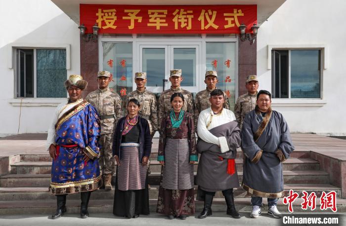 圖為列兵代表與親人合影留念?！詵| 攝