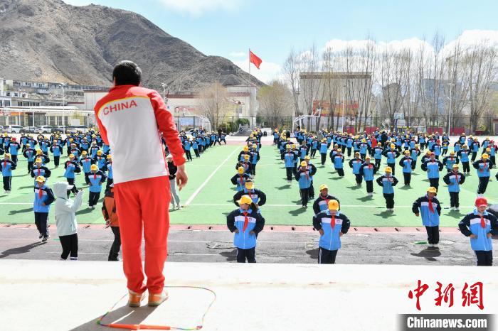圖為學(xué)生在跳繩教練齊景龍的指導(dǎo)下做準(zhǔn)備運(yùn)動(dòng)?！∝暩聛?lái)松 攝