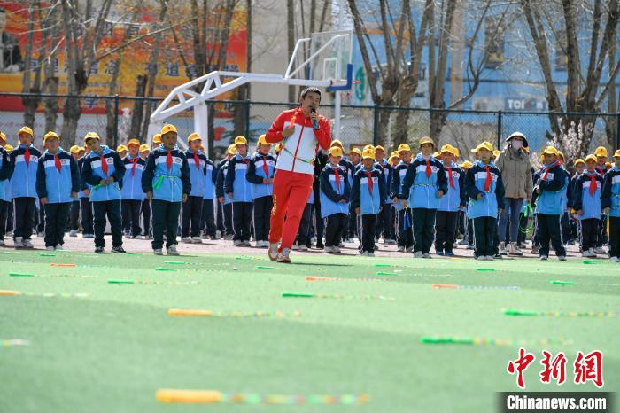 圖為學(xué)生在跳繩教練齊景龍的指導(dǎo)下做準(zhǔn)備運(yùn)動(dòng)?！∝暩聛?lái)松 攝