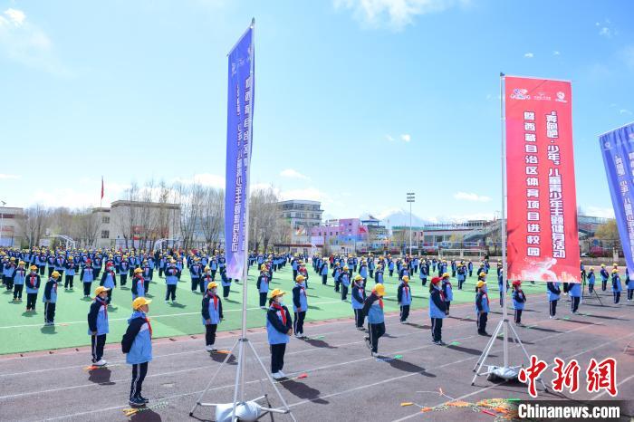 圖為學(xué)生在跳繩教練齊景龍的指導(dǎo)下做準(zhǔn)備運(yùn)動(dòng)?！∝暩聛?lái)松 攝
