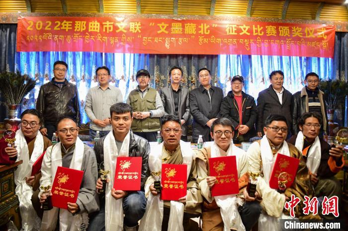 圖為獲獎(jiǎng)人員合影留念?！∝暩聛硭?攝