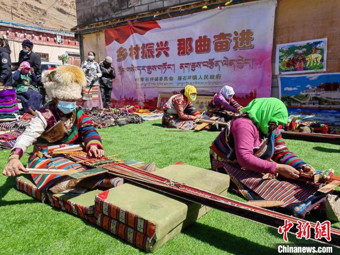 圖為2022年，安多縣雁石坪鎮(zhèn)“鄉(xiāng)村振興那曲奮進”編織技藝比賽現(xiàn)場。資料圖 那曲市“鄉(xiāng)村振興 那曲奮進”活動辦供圖