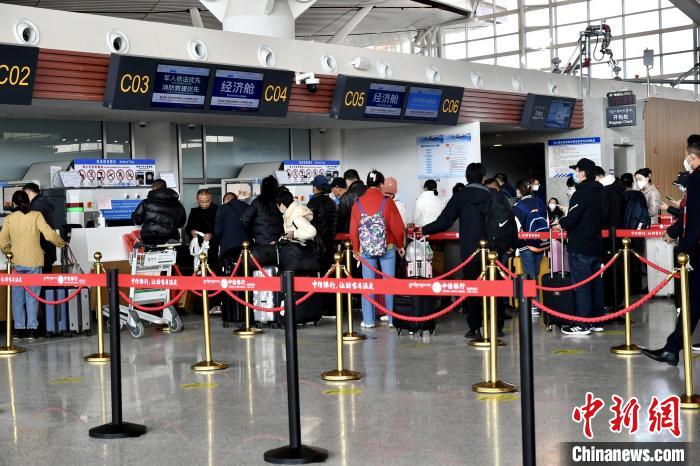 圖為旅客辦理登機手續(xù)?！≈芎?攝