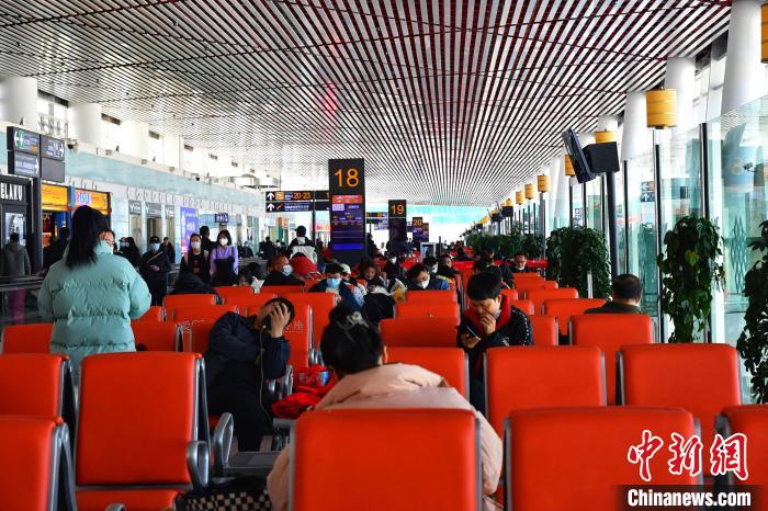 圖為旅客在機場候機室等待登機?！≈芎?攝
