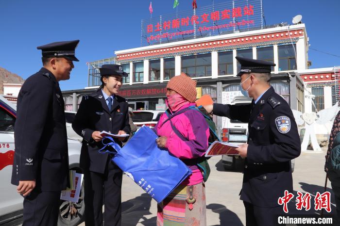 圖為日土邊境派出所民警在選轄區(qū)宣講國家安全知識?！∪尾?攝