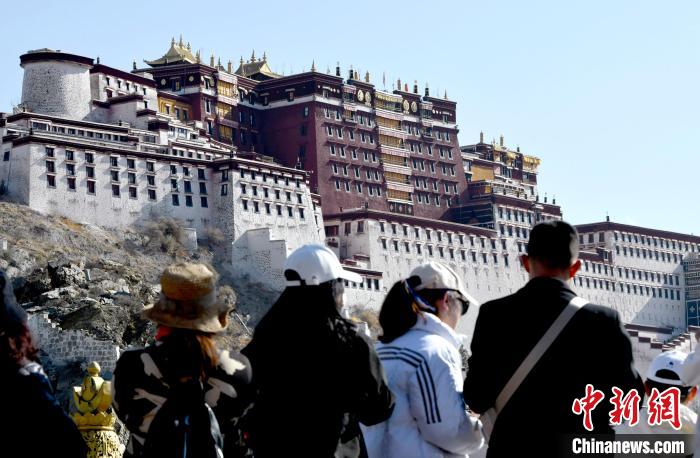 4月17日，游客在拉薩布達(dá)拉宮觀景臺(tái)拍照留念。　李林 攝