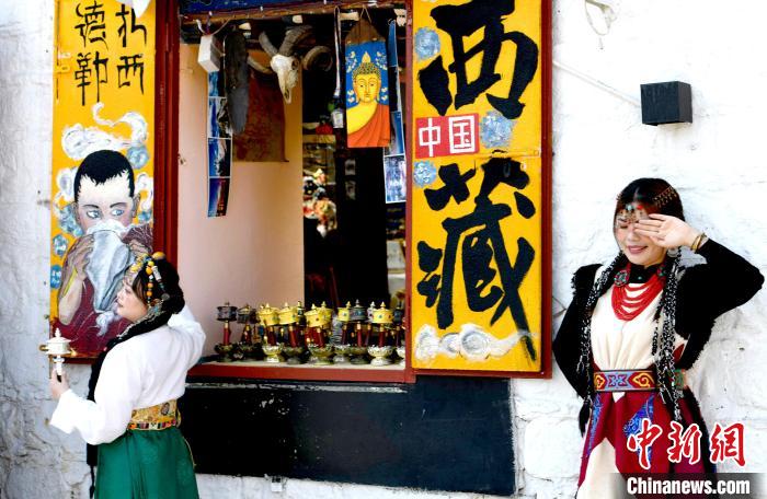 4月17日，游客身著藏式元素服裝在拉薩八廓街拍照留念?！±盍?攝