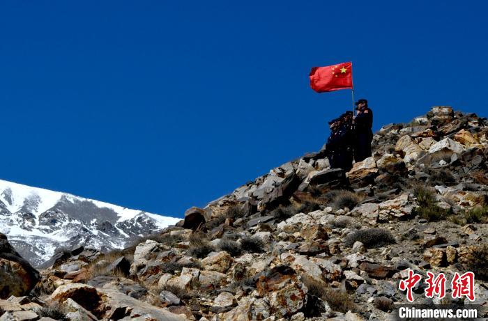 底雅邊境派出所民警夏永軍(右一)在巡邏中?！±盍?攝