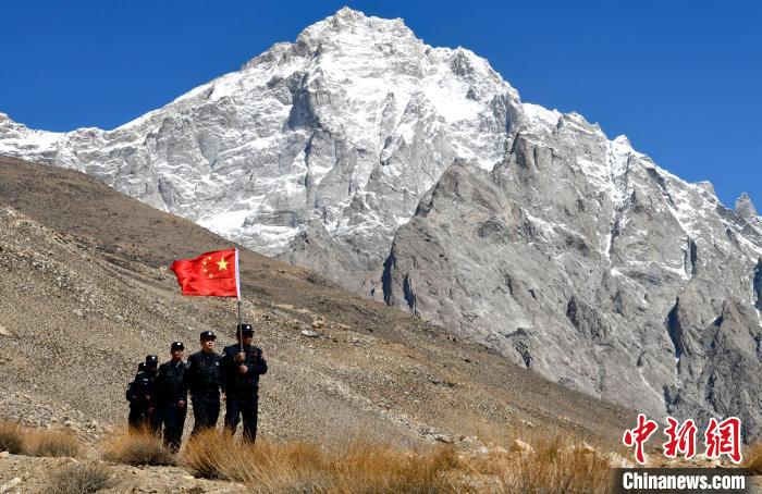 底雅邊境派出所民警夏永軍(右一)在巡邏中。　李林 攝