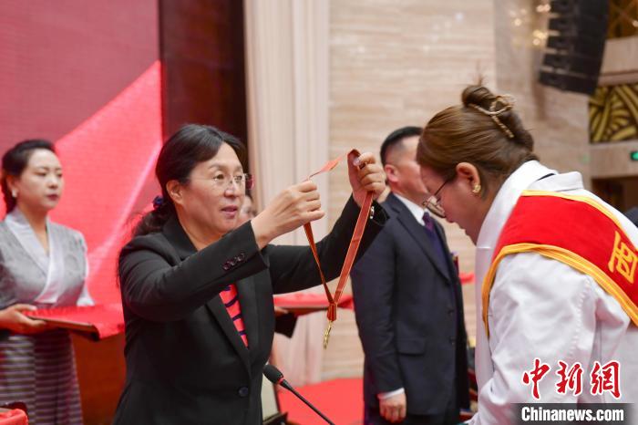 西藏舉辦“西藏十佳醫(yī)生、十佳護(hù)士”“西藏健康衛(wèi)士”表彰大會(huì)