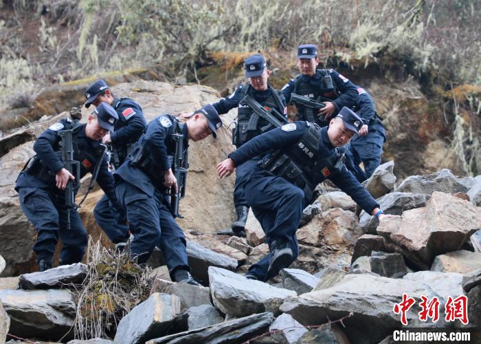 山南邊境管理支隊(duì)玉麥邊境派出所民警在邊境巡邏途中穿過亂石區(qū)?！∴嶇?攝