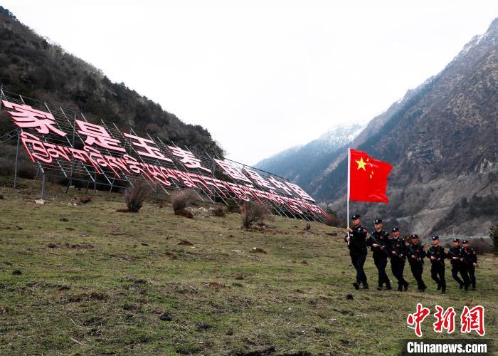 山南邊境管理支隊(duì)玉麥邊境派出所民警在轄區(qū)開展巡邏?！∴嶇?攝