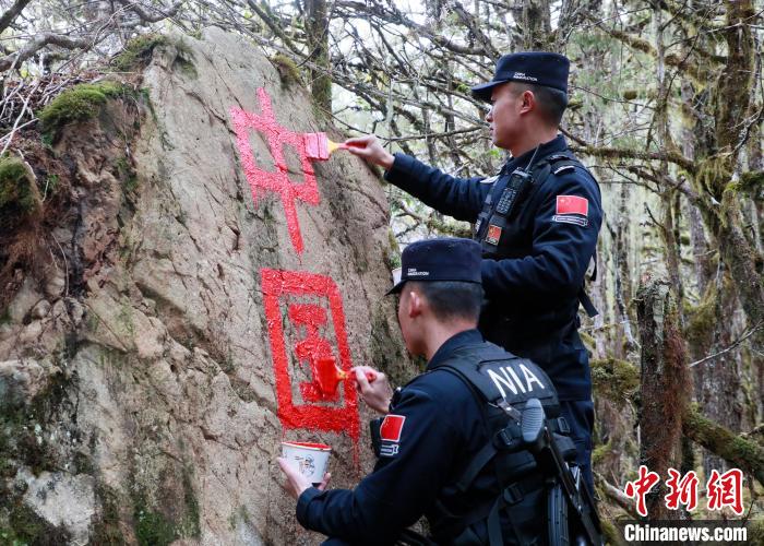 山南邊境管理支隊(duì)玉麥邊境派出所民警邊境巡邏途中在石頭上用油漆涂寫“中國”二字 ?！∴嶇?攝