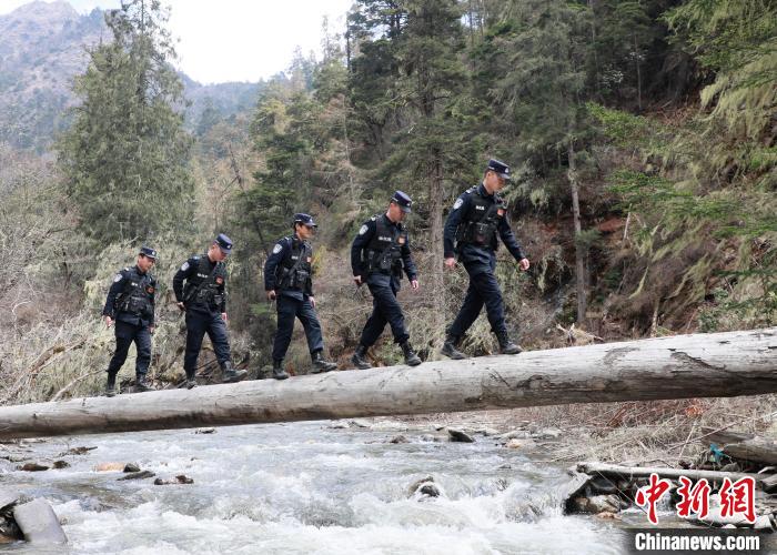 山南邊境管理支隊(duì)玉麥邊境派出所民警邊境巡邏途中走過河道上“獨(dú)木橋”?！∴嶇?攝