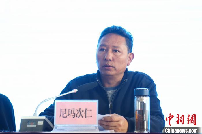 西藏自治區(qū)體育局黨組副書記、局長尼瑪次仁講話。　貢確 攝