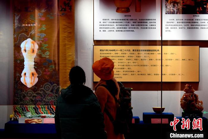 圖為5月18日，觀眾正在欣賞展覽。　李林 攝
