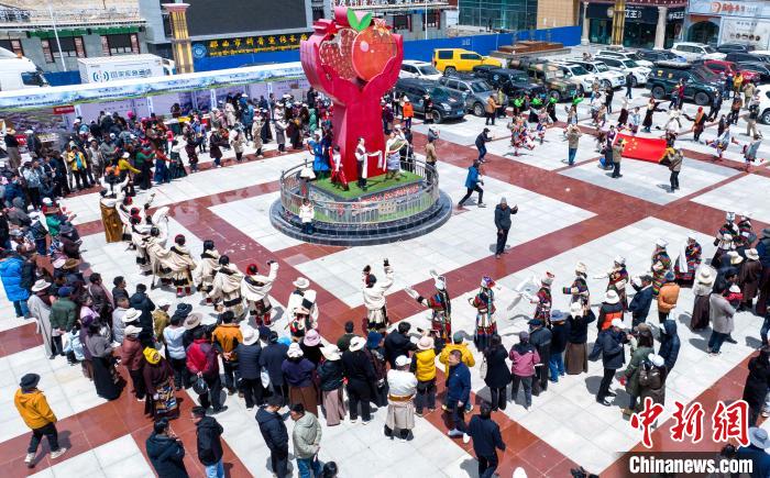 圖為“極地那曲 天際之旅”2023西藏那曲“中國旅游日”音樂美食嘉年華活動(dòng)現(xiàn)場(chǎng)?！∧乔形幕吐糜尉止﹫D