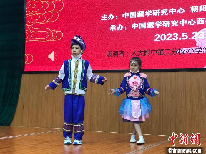 圖為中國(guó)人民大學(xué)附屬中學(xué)第二分校的小朋友們展示民族服飾?！￡惤ㄐ?攝