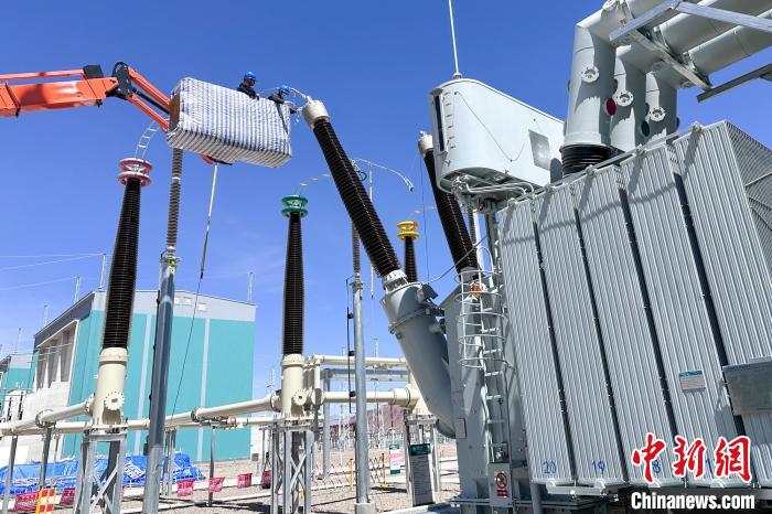 國(guó)網(wǎng)西藏電力組織檢修人員對(duì)設(shè)備進(jìn)行全面體檢?！?guó)網(wǎng)西藏電力有限公司 供圖