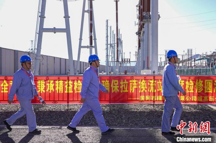 圖為檢修現(xiàn)場(chǎng)?！?guó)網(wǎng)西藏電力有限公司 供圖