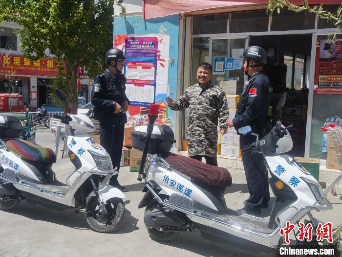 民警對轄區(qū)商鋪進行走訪排查。　黃創(chuàng)偉 攝