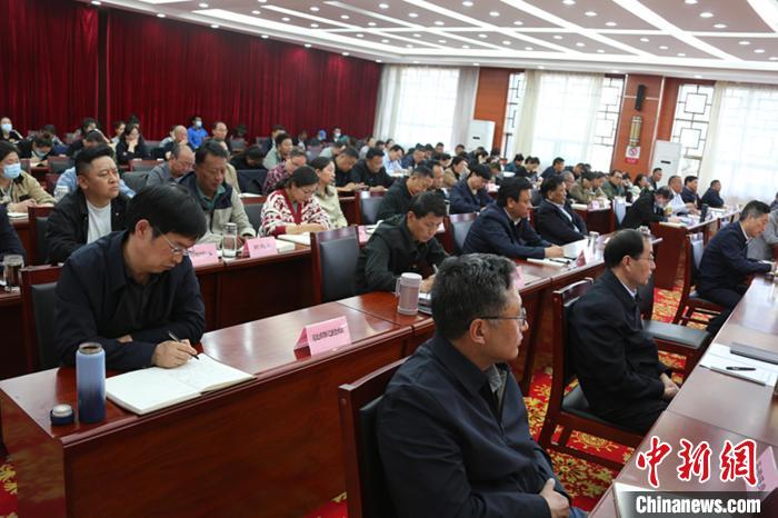 圖為專題黨課現(xiàn)場?！∝暽＠?攝