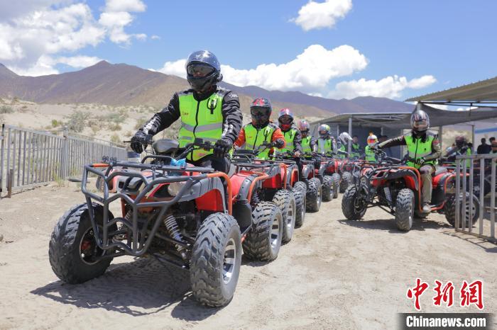 圖為比賽選手途經(jīng)扎囊沙漠公園?！∮文恋厍蚬﹫D