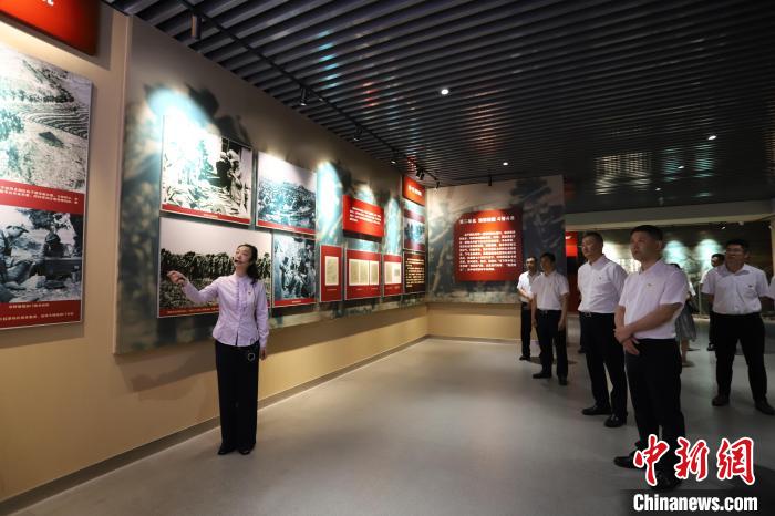 圖為西藏航空一行在臨沂市孟良崮戰(zhàn)役紀(jì)念館開展主題教育活動?！〗?攝