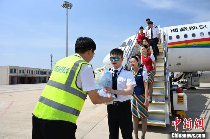 圖為機(jī)組順利抵達(dá)后獲贈祝賀?！≮w朗 攝