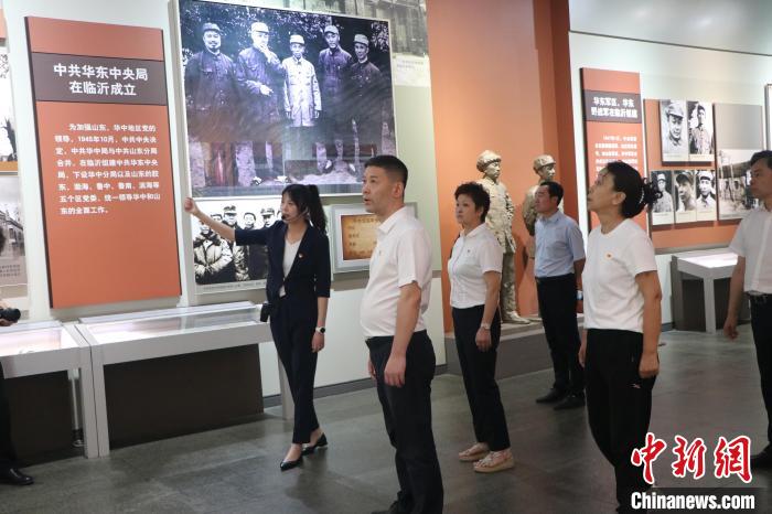 圖為西藏航空一行在臨沂市沂蒙革命紀(jì)念館開展主題教育活動?！〗?攝