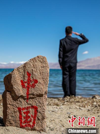 班公湖畔的“中國”標(biāo)記?！↓埿▲P 攝