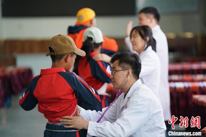 6月26日，西藏日喀則特校的孩子參加先心病篩查。　蘇丹 攝