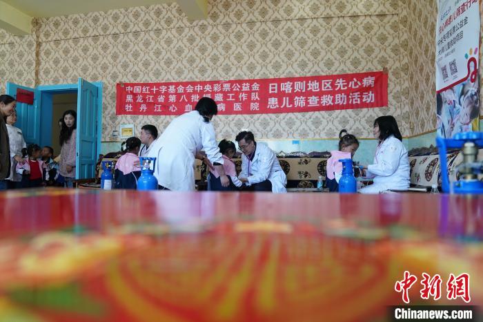 6月27日，西藏康馬縣雙語(yǔ)幼兒園的孩子參加先心病篩查?！√K丹 攝