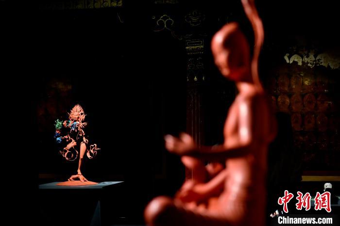 圖為展覽中圍繞西藏歷史與傳統(tǒng)創(chuàng)作的雕塑作品?！±盍?攝